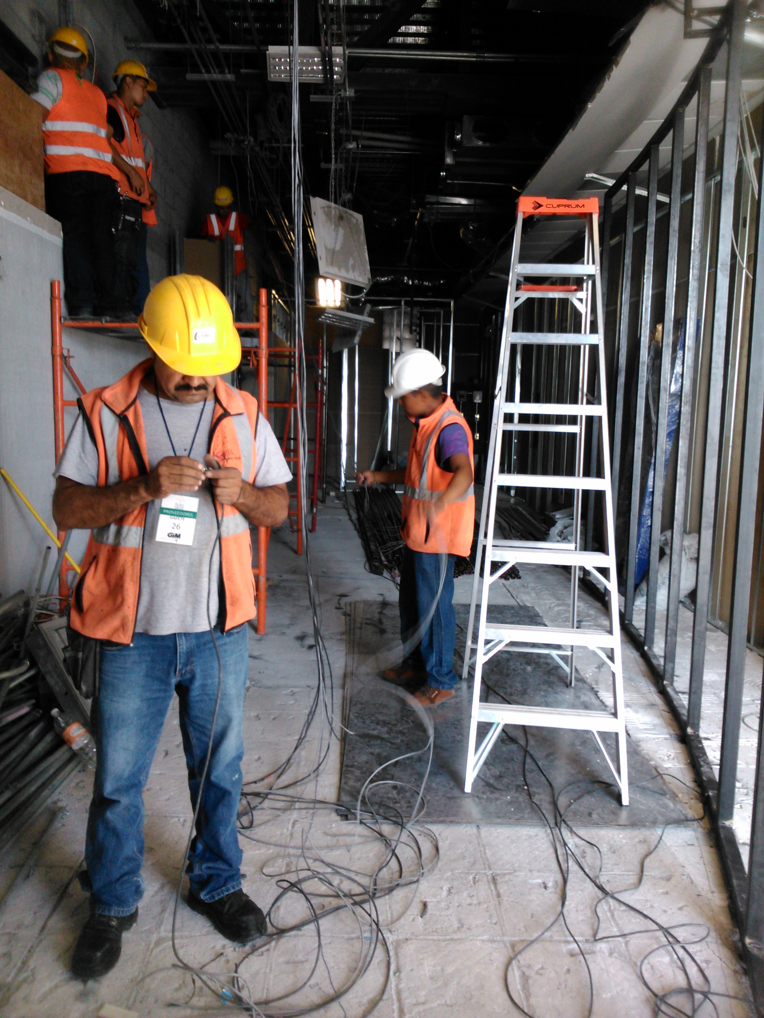 Ofrecemos servicios integrales, encargándonos por completo de la ingeniería civil y obra eléctrica.